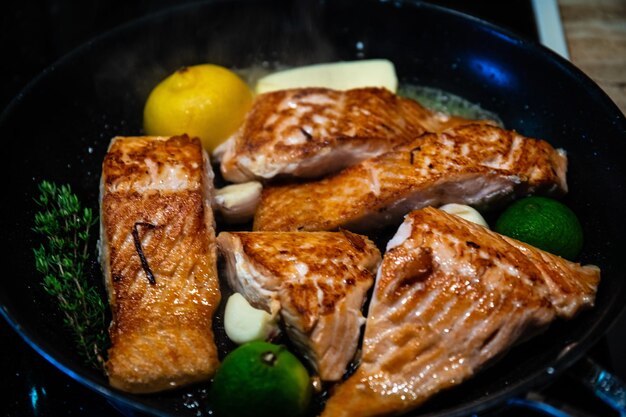 写真 鍋の中の肉の高角度の視点