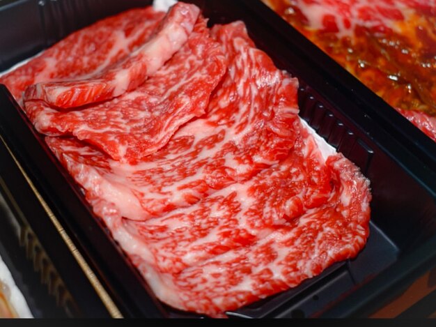 写真 鍋の中の肉の高角度の写真