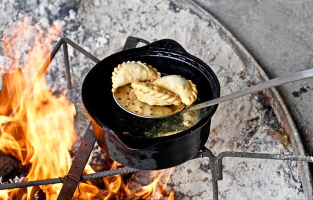 写真 バーベキュー中の肉の高角度のビュー