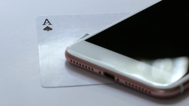 Фото Высокоугольный вид мобильного телефона с тузовыми картами на столе