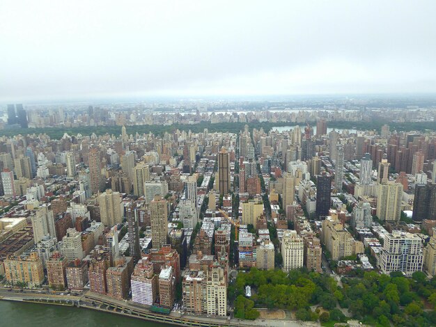 写真 空に向かって都市の近代的な建物の高角度の景色