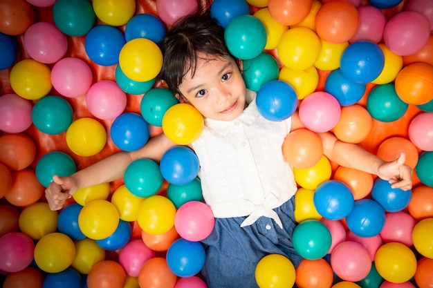 写真 多色のボールの高角度のビュー