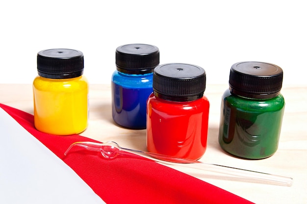 Фото Высокоугольный вид многоцветных бутылок на столе