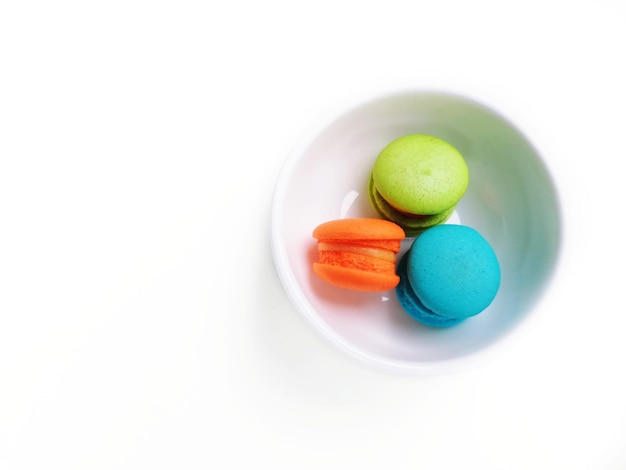 Фото Высокоугольный вид многоцветных конфет на белом фоне