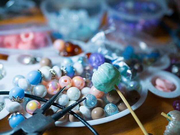 Фото Высокоугольный вид многоцветных конфет на столе