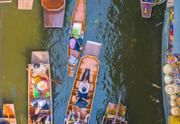 写真 水面に浮かぶ多色彩の高角度の景色