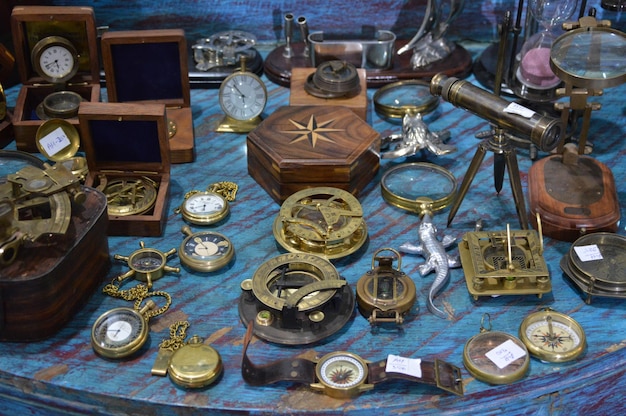 Фото Высокоугольный вид предметов на столе на рынке