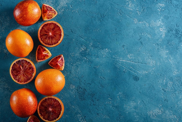 Фото Высокоугольный вид апельсинов на синем фоне