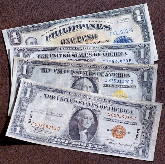 Фото Высокоугольный вид бумажных валют на столе