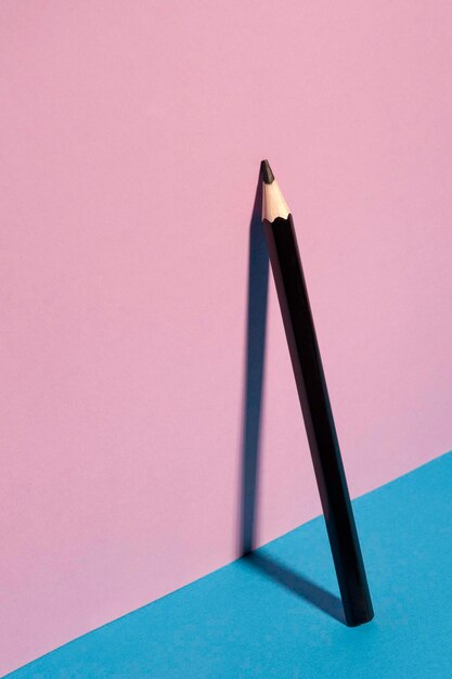 Фото Высокоугольный вид карандаша на розовой стене