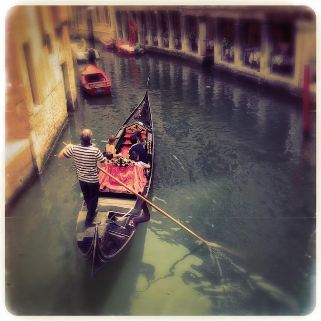 写真 運河のボートに乗っている人々の高角度の写真