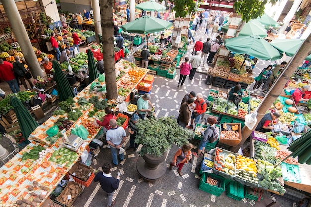 写真 市場のスタンドにいる人々の高角度の写真