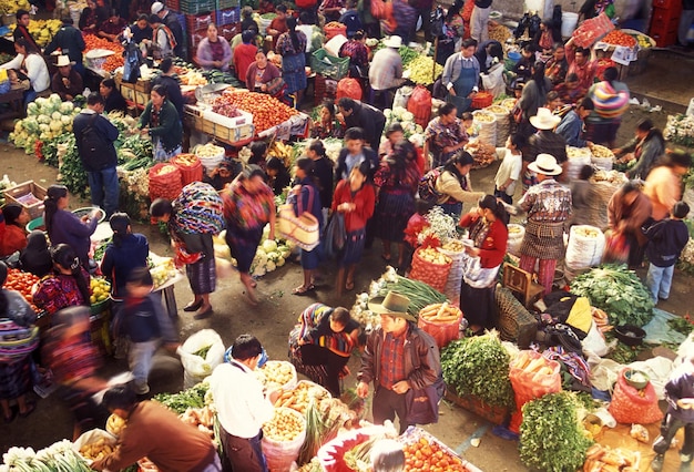 Фото Высокоугольный вид людей на уличном рынке