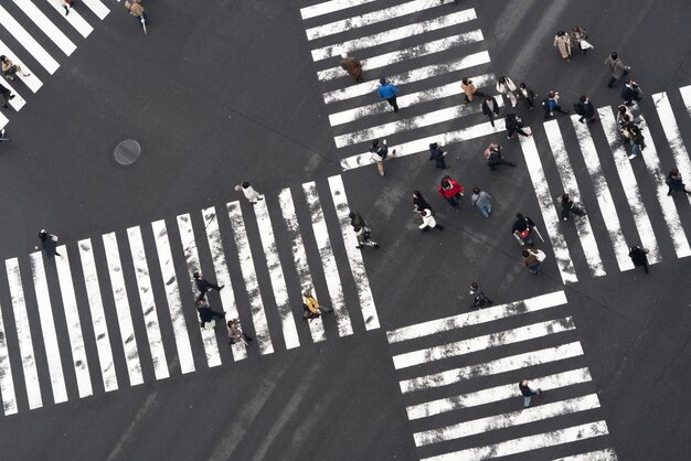 写真 道路を横断する人々の高角度の写真