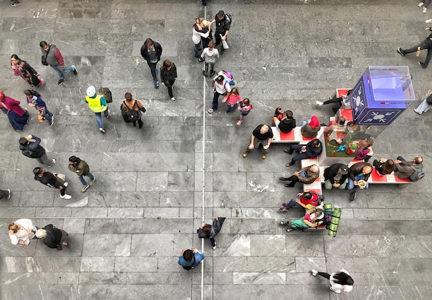 Фото Высокоугольный вид людей на тротуаре в городе