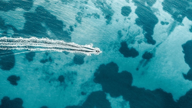 写真 海上の人々の高角度の写真