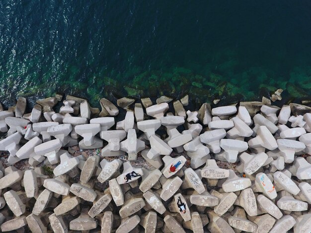 写真 石の上の人々の高角度のビュー