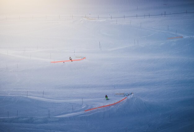 写真 雪で覆われた山でスキーをしている人々の高角度の景色