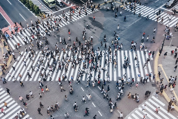 Фото Высокоугольный вид людей, идущих по городской улице в токио
