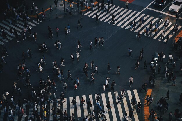 写真 道路を歩く人々の高角度の景色