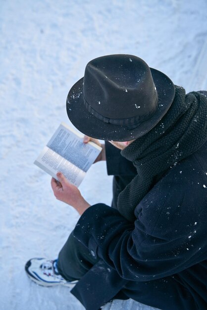 写真 傘を握っている人の高角度の景色