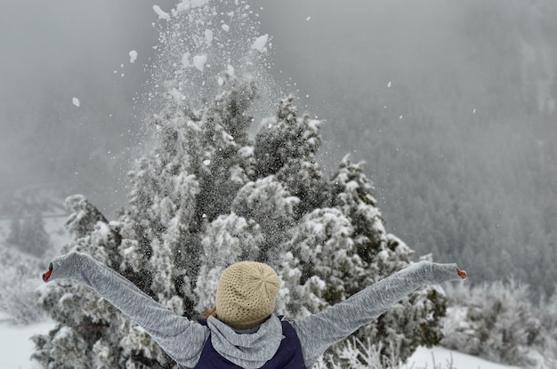 Фото Высокоугольный вид человека с вытянутыми руками зимой
