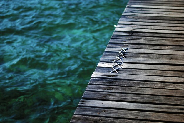 写真 湖の上のピアの高角度の景色