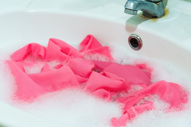 写真 バスルームのピンクの水の高角度のビュー