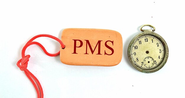 写真 白い背景に対する時計による pms テキストの高角度の表示