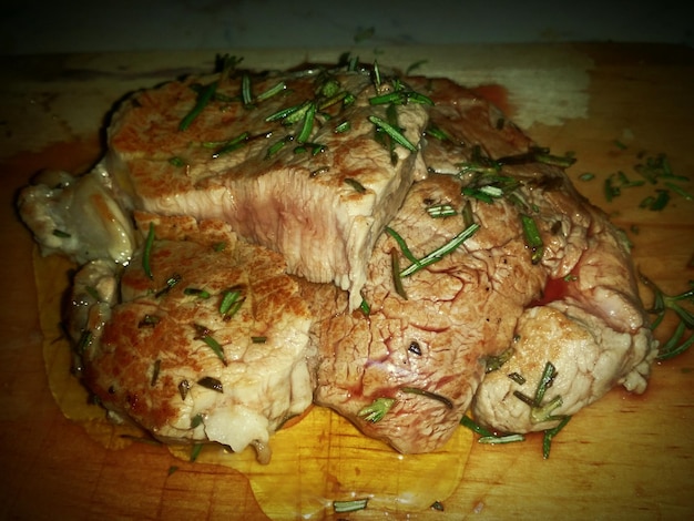 Фото Высокоугольный вид приготовленного мяса на столе