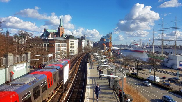 写真 空に照らされた鉄道線路の高角度の景色