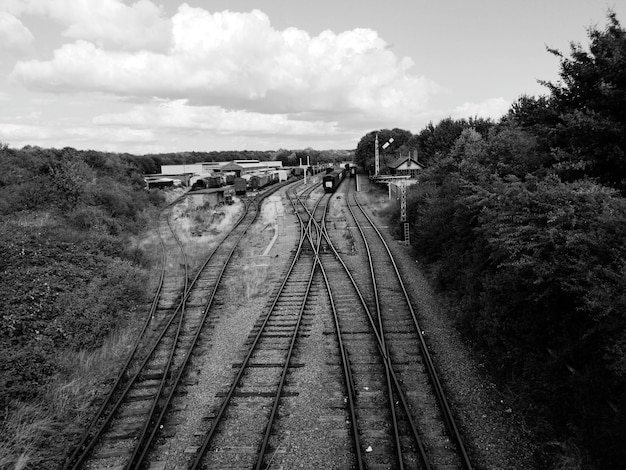 写真 空に照らされた鉄道線路の高角度の景色