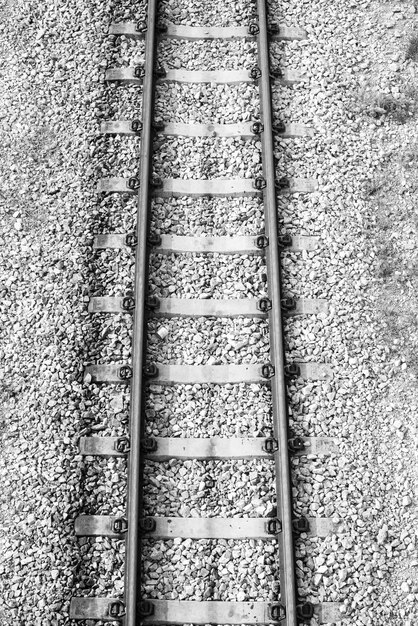 写真 壁に対する鉄道線路の高角度の視点