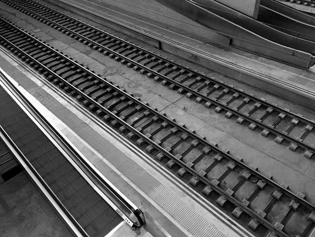 写真 地下鉄駅の鉄道線路の高角度の景色