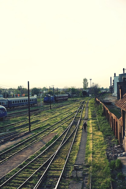 Фото Высокоугольный вид железнодорожных путей в городе на небо