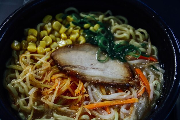 写真 鉢の中のラーメンを高角度で見る