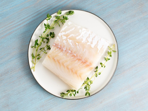 사진 테이블 위에 있는 접시에 있는 생선 cod의 높은 각도 시각