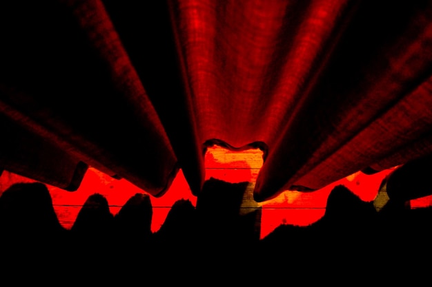 Фото Высокоугольный вид красного занавеса в темной комнате