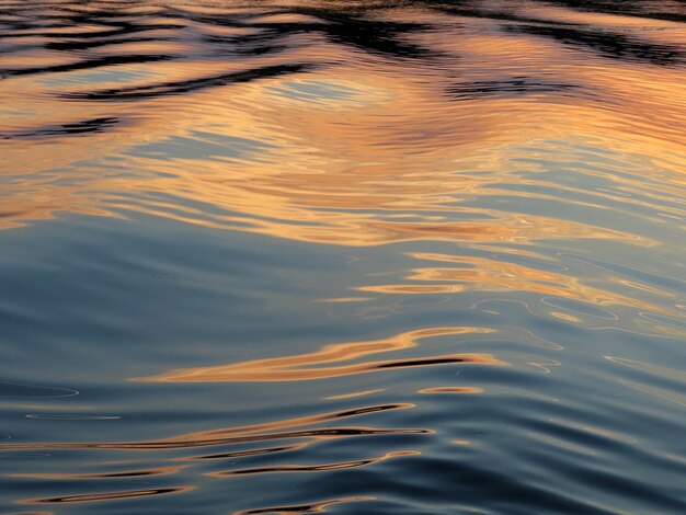 Фото Высокоугольный вид волнистой воды при заходе солнца