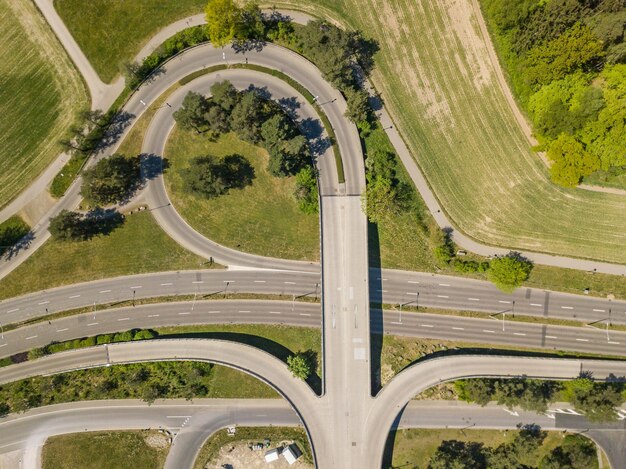 写真 樹木の中の道路の高角度の景色