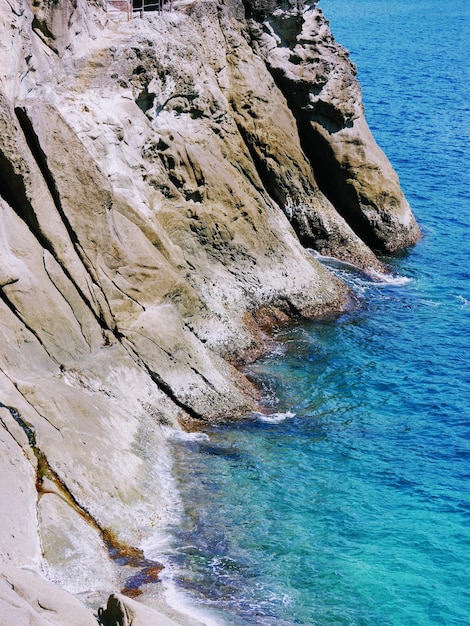 Фото Высокоугольное изображение скальных образований в море