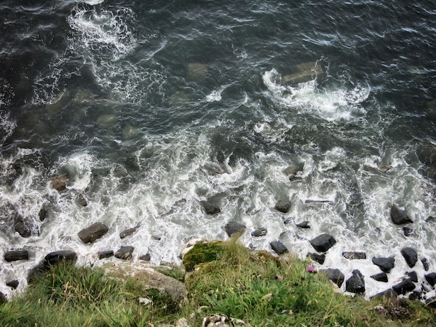 Фото Высокоугольный вид скал на береговой линии