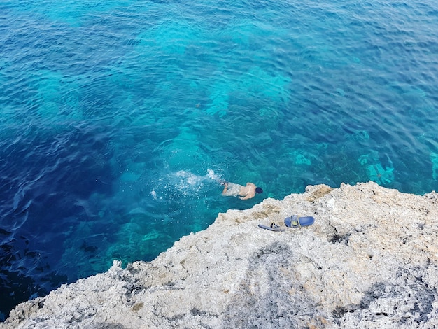 写真 海中の岩の高角度の眺め