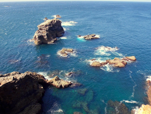 写真 海中の岩の高角度の景色