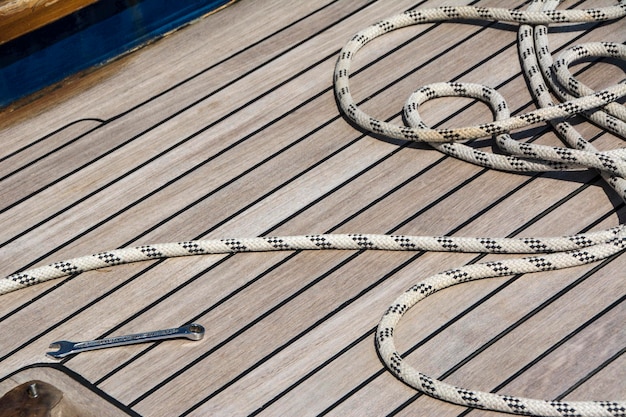 写真 海上船舶のロープの高角度の視点