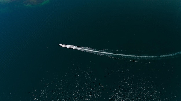 写真 海中の帆船の高角度の視点