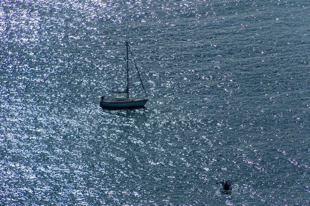 写真 海上で航海する帆船の高角度の景色