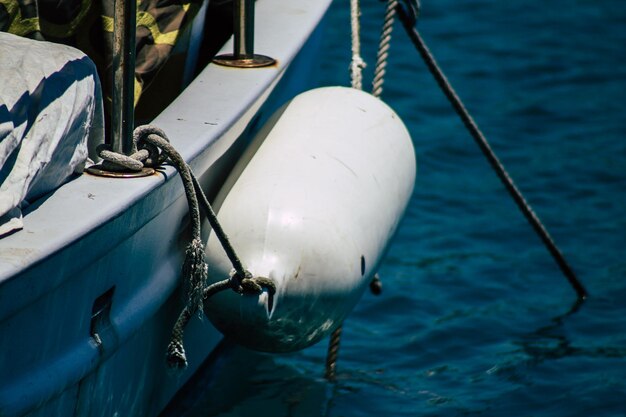 写真 海中の帆船の高角度の視点