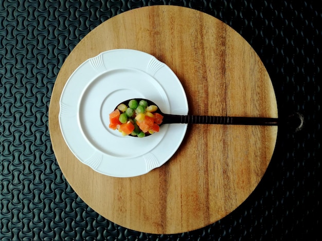 写真 テーブルの上にある鉢のサラダの高角度の景色