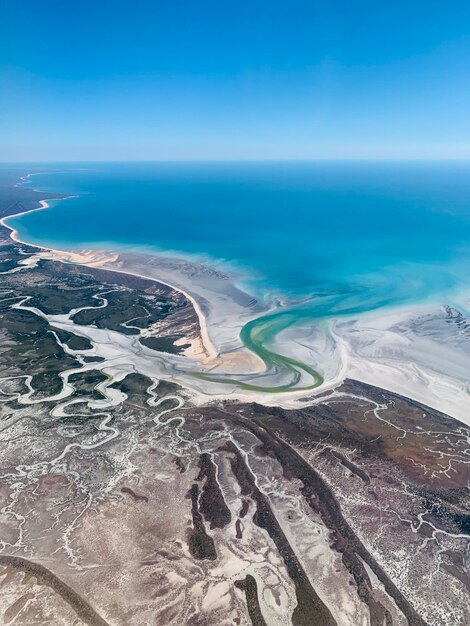 Фото Высокоугольный вид на море на фоне чистого голубого неба